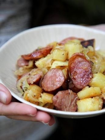 saucisses, échalote, pomme de terre, oignon, huile d'olive, eau, ail, herbes de provence Grilled Onions, Kielbasa, Idee Pasto Sano, Smoked Sausage, Hearty Meals, Meat Recipes, Food Inspiration, Love Food, Food Lover