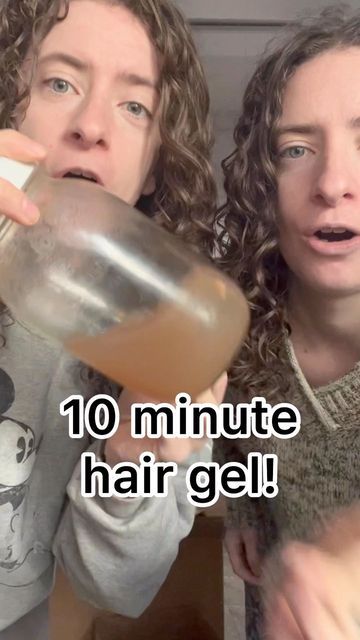 Mary&Magdalene on Instagram: "Homemade hair gel is SO easy to make! It’s as simple as two ingredients, flax seeds and water. Bring them to a boil for about 10 minutes until thick. We added a little eucalyptus essential oil but that’s totally optional! This hair gel has no preservatives, that being said it needs to stay in the fridge and will spoil in about 2 weeks. There are ways to add preservatives such as citric acid and vitamin E but precise percentages have to be taken into account. Tha How To Make Homemade Hair Gel, How To Make Hair Gel At Home, Homemade Hair Gel, Homemade Toiletries, Hair Gel Recipe, Embroidery Jeans Diy, Natural Hair Gel, 4b Hair, Natural Hair Diy