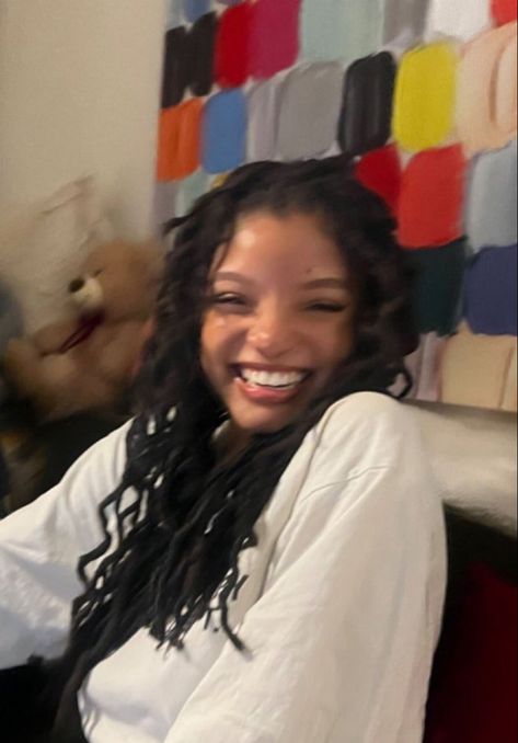 halle bailey debut single angel smiling blurry reaction picture happy Halle Bailey Aesthetic, Chloe Halle, Chloe And Halle, Chloe X Halle, Halle Bailey, So Proud Of You, Smile Girl, Locs Hairstyles, Iconic Women