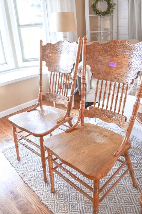 Spray Paint Dining Table, Chalk Paint Chairs Wood, Pressed Back Chairs Makeover, Pressback Chair Makeover, How To Paint Dining Room Chairs, Chalk Painted Dining Table And Chairs, Painting Wood Chairs, Spray Paint Upholstery, Pressback Chairs