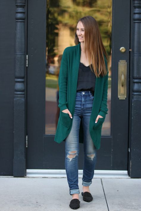 Green Duster Cardigan Outfit, Hunter Green Cardigan Outfit, Outfit With Green Cardigan, Emerald Green Cardigan Outfit, Green Cardigan Outfit Fall, Long Green Cardigan Outfit, Green Cardigan Outfit Aesthetic, Green Cardigan Outfits, Dark Green Cardigan Outfit