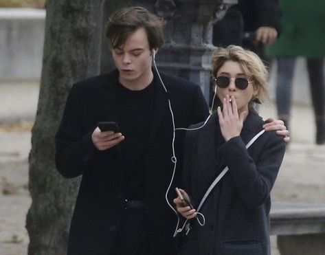 Charlie And Natalia, Natalia Dyer And Charlie Heaton, Charlie Heaton, Jonathan Byers, Natalia Dyer, Stranger Things Actors, Couples Vibe, The Love Club, Ear Buds