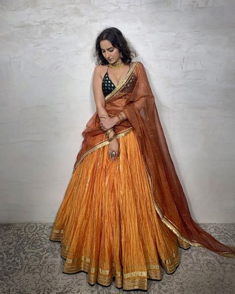 Lehenga Choli Aesthetic, Chanderi Lehenga Designs, Lengha Choli For Navratri, Lehenga Skirt Designs, Orange Indian Outfit, Garba Lehenga, Lehengas Designs, Sangeet Function, Chanderi Lehenga