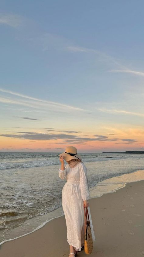 Summer Beach Hijab Outfit, Photo In Beach Ideas Hijab, Dress Pantai Hijab, Beach Hijabi Outfits, Muslimah Beach Outfit, Beach Pictures Hijab, Beach Outfit Hijab Style, Beach Dress Hijab, Langkawi Aesthetic