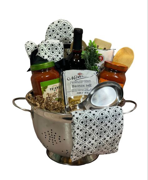 Pasta Themed Gift Basket, Pasta Gift Basket Ideas Diy, Spaghetti Gift Basket Ideas, Pasta Gift Basket, Closing Gift Basket, Auction Gift Basket Ideas, Pasta Gifts, Vegan Christmas Gifts, Theme Baskets