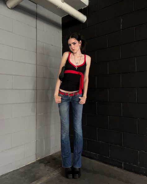 90s 2000s inspired outfit, lowrise bootcut jeans, red belt, silver jewellery, 2000s sunglasses, outfit 2000s Inspired Outfits, 2000s Sunglasses, Jean Azul, Sunglasses Outfit, Red Belt, 90s 2000s, Silver Jewellery, Out Of Style, Bootcut Jeans