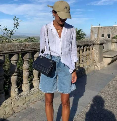 Florence M✨Fashion Consultant on Instagram: “Surprise your doubts with action. ✨❤️ . . . #inspiration #inspirational #inspirationstyle #look #lookideas #lookstyle #lookinspiration…” Bermuda Jeans Outfit, Bermuda Shorts Outfit Summer, Athens Street Style, Bermuda Shorts Outfit, Summer Shorts Outfits, Bermuda Jeans, Blue Denim Shorts, Looks Chic, Fashion Consultant