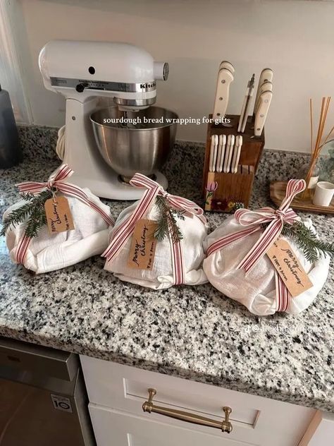 Sourdough Christmas, Make Your Own Fabric, Bread Gifts, Bread Packaging, Homemade Holiday Gifts, Christmas Gift Basket Ideas, Homemade Holiday, Christmas Baskets, Christmas Gift For Mom