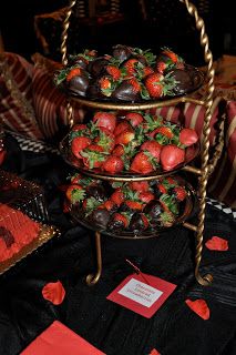 Red And Black Dessert Table Ideas, Sweet 16 Decorations Red, Birthday Dinner Ideas, Black Dessert, Red Desserts, Red Quince, Quince Decorations, Sweet 16 Decorations, Bridal Shower Cakes