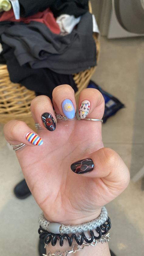 Stranger Things Nails For Kids, Nail Stranger Things, Stranger Things Nails Acrylic, Stranger Things Nails Easy, Stranger Things Acrylic Nails, Stranger Things Inspired Nails, Stranger Things Makeup Ideas, Stranger Things Nails Designs, Stranger Things Nail Ideas