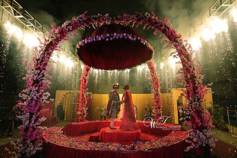 Jaimala Stage, Vidhi Mandap, Asian Wedding Decor, Indian Wedding Decorations Receptions, Ceremony Decorations Outdoor, Wedding Ceremony Decorations Outdoor, Hall Decorations, Bride Entry, Wedding Stage Backdrop