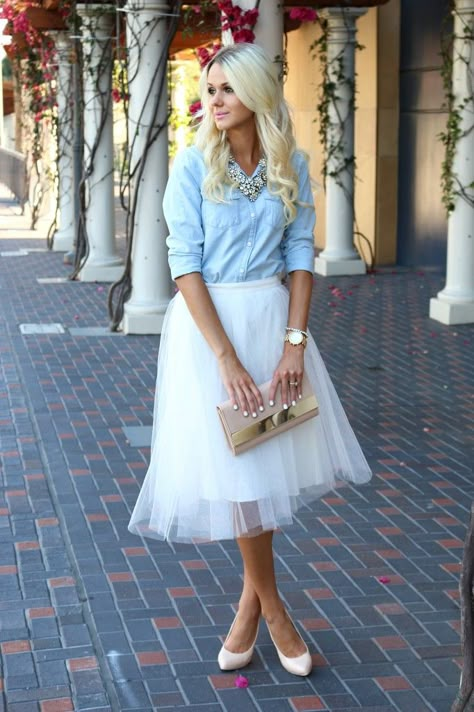 20 Ways Stylish Women Are Wearing Tulle Skirts | StyleCaster White Tulle Skirt, Gonna In Tulle, Skirt Tulle, Mode Tips, Shower Outfits, Bridal Shower Outfit, Bride Shirt, Rock Outfit, Tulle Skirts