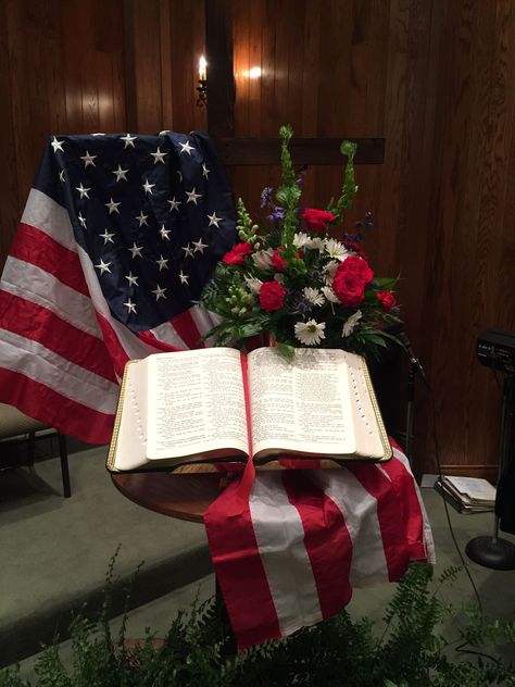 Patriotic Church Decor, 4th Of July Window Display, Spring Church Decor, Church Decorations Sanctuary, Alter Arrangements, Church Table, Patriotic Display, Church Foyer, Alter Decor