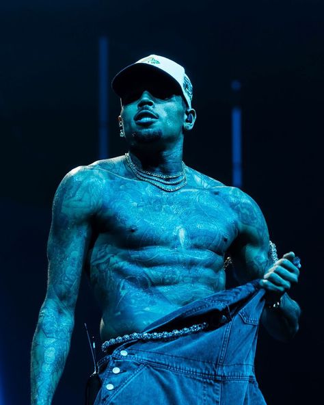 Chris Brown Aesthetic Wallpaper Iphone, Chris Brown Shirtless, Chris Brown Photoshoot, Black Men Tattoos, Chris Brown Wallpaper, Breezy Chris Brown, Beard Fade, Black Men Street Fashion, Men Street Fashion