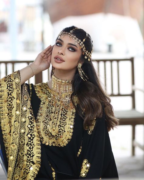 Black Arabian Dress, Arab Women Style, Arabic Dress Traditional, Arabic Look, Arabian Fashion, Algerian Dress, Middle Eastern Style, Arab Dress, Arabic Clothing