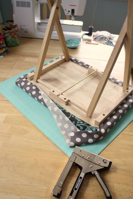 Sewing Ironing Station, Diy Pressing Board, Iron Table Ideas, Sewing Table Repurpose, Diy Ironing Board, Ironing Table, Ironing Station, Donut Vase, Table Fabric