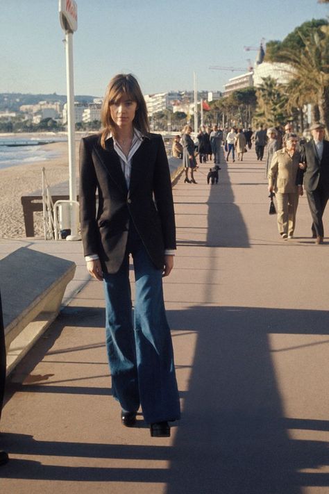 Hardy Outfits, Francoise Hardy Style, Moda Z Lat 70., 60’s Style, 70s Denim, Style Parisienne, Francoise Hardy, Parisian Women, Woman Walking