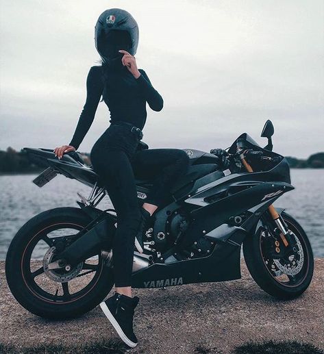 Bike Queens sur Instagram : @motokris_ #BikeQueens #yamaha #R6 #BikeKingz Girl Motorcyclist, Biker Girl Outfits, Xe Ducati, Biker Couple, Bike Photoshoot, Motorbike Girl, Pretty Bike, Photographie Portrait Inspiration, Foto Tips