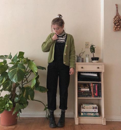 teresa rose 🕊 on Instagram: “three ways to style a black striped turtleneck !!! which outfit is your favorite? 🌿🥒🐊🥬 . turtleneck, matching scrunchie, and green cardigan…” Turtleneck Under Cardigan, Turtle Neck And Sweatpants, Layered Turtleneck Outfit, Striped Turtleneck Outfit, Turtle Neck Layered, Green Turtleneck Outfit, Turtleneck Under Dress, Turtleneck Outfit Layering, Recreate Outfits