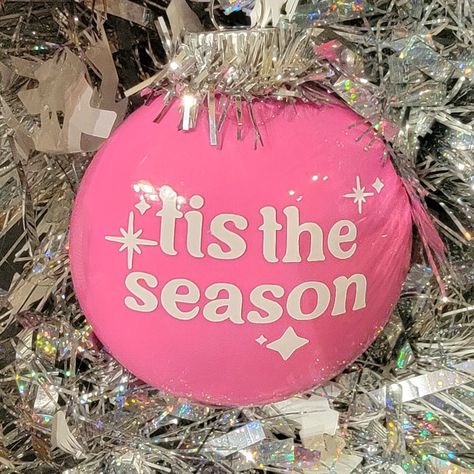 Pink Diy Ornaments, Preppy Ornaments, Diy Preppy, Pink Christmas Iphone Wallpaper, Vinyl Christmas Ornaments, Christmas Signs Diy, Holly Dolly, 2023 Ideas, Ornaments Homemade