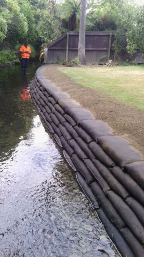 FlexMSE - Erosion control and retaining on waterways Diy Retaining Wall, Backyard Retaining Walls, Natural Landscaping, Gabion Wall, Drainage Solutions, Concrete Diy Projects, Erosion Control, Sloped Garden, Love Garden