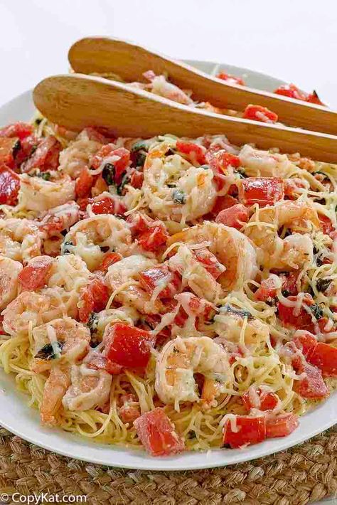 Copycat Olive Garden Shrimp Caprese is the perfect light pasta dinner. Made with fresh shrimp, tomatoes, mozzarella, and basil, this is the perfect light dinner you are going to love. #olivegarden #pasta #shrimppasta #seafoodpasta Shrimp Primavera Recipe, Shrimp Caprese, Shrimp Primavera, Primavera Recipe, Copycat Recipes Olive Garden, Creamy Shrimp Pasta, Olive Garden Recipes, Light Pasta, Fresh Tomato Recipes