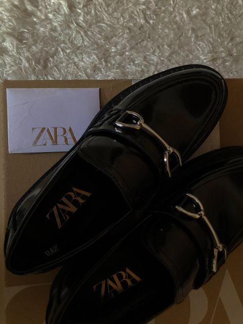 #loafers #loafershoesoutfit #aesthetic #aestheticfeed #darkacademia #darkacademiaaesthetic #zara #zarastyle #zaralovers #shoes #shoesaddict Zara Shoes Men, Zara Fashion, Men Loafers, Dark Academia Aesthetic, Zara Shoes, Shoes Men, Fashion Addict, Loafer Shoes, Loafers Men