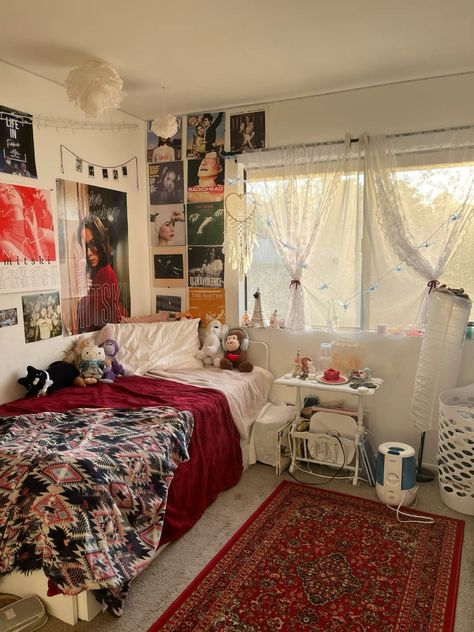 2012 Bedroom Aesthetic, Room Ideas Ikea Bedroom, Fairy Lights And Polaroids, College Dorm Room Ideas Y2k, Cute Funky Bedroom, Downtown Dorm Room, Thrifty Room Aesthetic, Downtown Room Inspo Aesthetic, 80 Bedroom Aesthetic