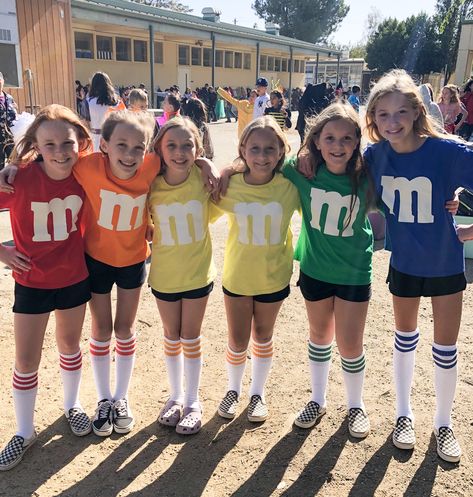 Mnm Halloween Costume, Matching Cosplay, Bff Costumes, M&m Costume, Halloween Softball, Team Halloween Costumes, Dance Friends, Halloween Costumes For Family, Costume Carnaval