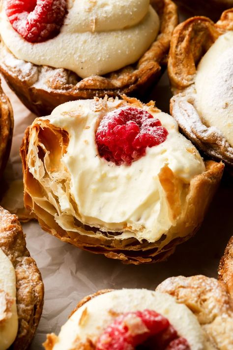 puff pastry tarts filled with bavarian cream Bavarian Cream Pie Recipe, Cream Filled Pastries, Pophams Bakery, Bavarian Cream Dessert, Pastry Photography Styling, Pastry Puff Recipes, Pastry Photography, Puff Pastry Cake, Sweet Puff Pastry