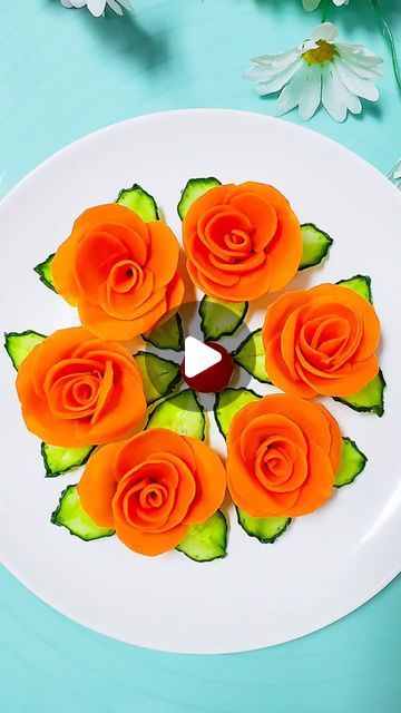 Veggie Decorations Food Art, Food Garnish, Amazing Food Platters, Veggie Art, Vegetable Decoration, Fruit Platter Designs, Amazing Food Hacks, Culinary Cooking, Decorações Com Comidas