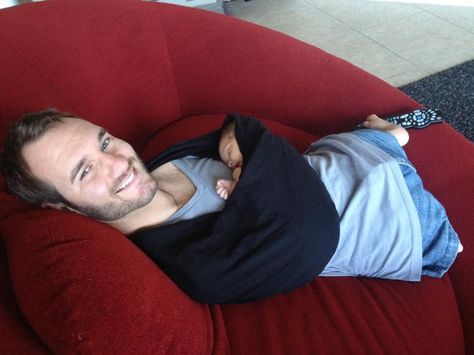 Pin for Later: 29 Photos That Will Make Your Brain Explode With Happiness Motivational Speaker Nick Vujicic, Born Without Limbs, Holds His Child He called it a "dream come true."  Source: Facebook user Nick Vujicic Fans Nick Vujicic Quotes, Nick Vujicic, Touching Photos, Happy Photos, Smart Living, Super Happy, Motivational Speaker, Faith In Humanity, Inspirational People