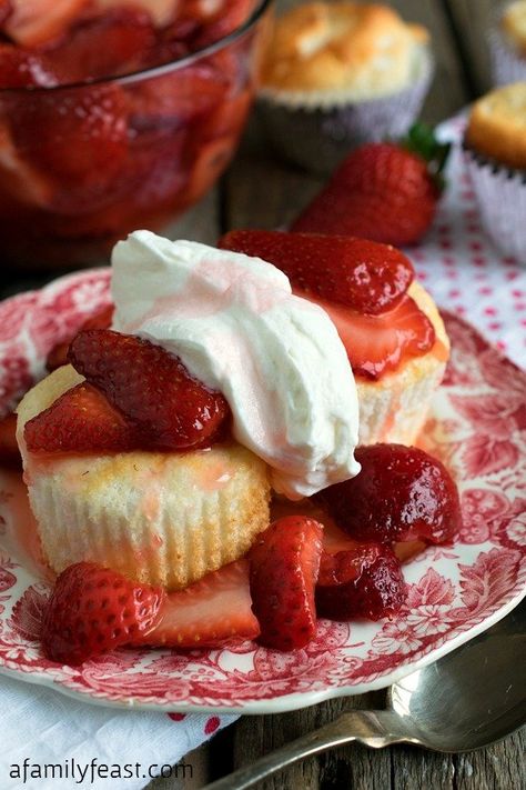 Strawberry Shortcake With Angel Food, Angel Food Cakes, Mini Strawberry Shortcake, Angel Food Cake Mix, Strawberry Sweets, Mini Angel, Angel Food Cake Mix Recipes, Strawberry Dessert, Delicious Donuts