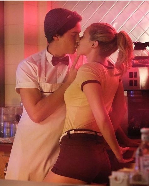 Riverdale Netflix, Riverdale Betty And Jughead, Lili Reinhart And Cole Sprouse, Cole Sprouse Jughead, Cole M Sprouse, Riverdale Betty, Riverdale Characters, Riverdale Cole Sprouse, Bughead Riverdale