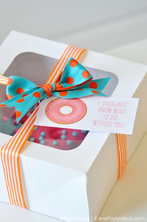 Donut Decorating Ideas, Donut Gifts, Donut Box, Dessert Packaging, Gifts For Moms, Homemade Donuts, Delicious Donuts, Donut Party, Rainbow Baby Shower