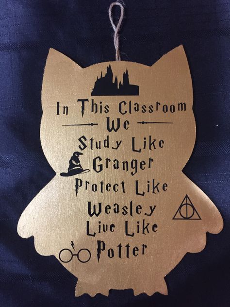 Harry Potter Classroom Library, Harry Potter Themed Classroom Ideas, Hogwarts Classroom Aesthetic, Magic Theme Classroom, Harry Potter Classroom Door, Harry Potter Classroom Decorations, Hogwarts Classroom, Harry Potter Door, Harry Potter Classroom Theme