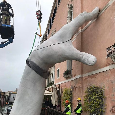 lorenzoquinn_support Hands Sculpture, Lorenzo Quinn, Colossal Art, Art Tumblr, Hand Sculpture, Venice Biennale, Contemporary Sculpture, Grand Canal, Art Video