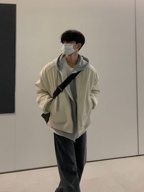 Uniqlo Men Outfit, Korean Street Fashion Mens, Boy Streetwear, Uniqlo Outfit, Fall Aesthetic Outfit, Asian Men Fashion, Korean Summer Outfits, Trendy Boy Outfits, Uniqlo Men