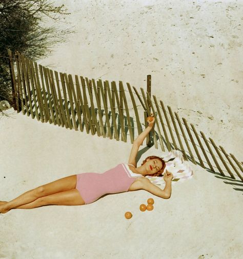 These fabulous vintage beach images from the Vogue  archives capture that classic feminine essence and luxury sunbathing from the 40s, 50s a... Photography Genres, Vogue Archive, Beyond The Sea, Photography Kit, Beach Images, Retro Mode, Candid Photography, Moda Vintage, Vintage Beach