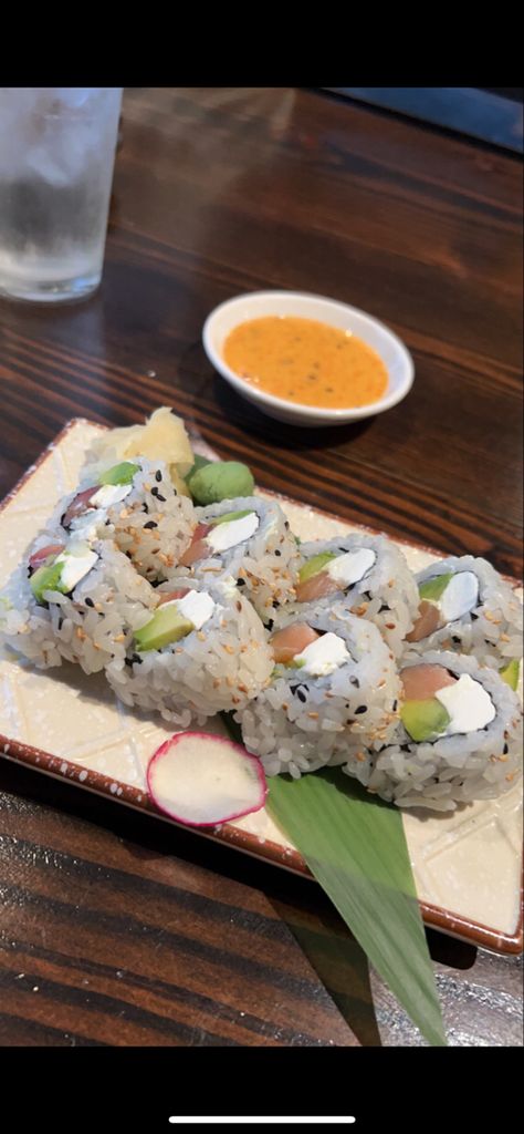 Sushi Philadelphia roll Philadelphia Roll Sushi, Philadelphia Roll, Good Foods, Sushi Rolls, Aesthetic Food, Things I Love, Philadelphia, Healthy Food, Good Food