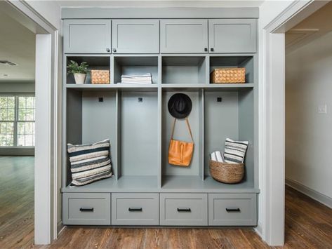 Joanna Gaines Design, Magnolia Realty, Joanna Gaines House, Fixer Upper Homes, Joanna Gaines Farmhouse, Joanna Gaines Style, Mudroom Ideas, Mudroom Decor, Mud Room Storage