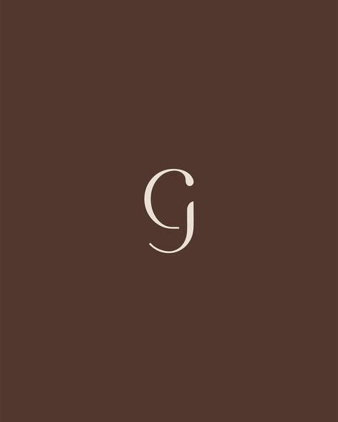 Identidade visual desenvolvida para a nutricionista Camila Ganon 🤍 O símbolo da marca para foi cuidadosamente criado para refletir sua abordagem moderna, delicada e sofisticada em nutrição. A união minimalista das iniciais “C” e “G” de seu nome não apenas representa sua identidade pessoal, mas também encapsula os valores e missões fundamentais de sua prática profissional. A escolha das letras “C” e “G” é significativa não apenas por representarem as iniciais do nome da nutricionista, mas ta... Beauty Store Logo, Calligraphy Logo, Beauty Store, Lily, Wallpapers, Marketing, ? Logo, Quick Saves, Design