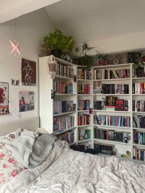 Rooms For Book Lovers, Reading Place In Bedroom, Bookshelf Ideas Small Spaces, Aesthetic Bedroom Bookshelves, Cool Bedroom Ideas For Small Rooms, Bed Surrounded By Bookshelves, Reading Bedroom Aesthetic, Bookish Room Ideas, Book Girl Bedroom Aesthetic