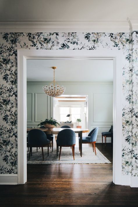 Wallpaper Dining Room, Wallpaper Dining, Jean Stoffer Design, Jean Stoffer, Style Me Pretty Living, Dining Room Wallpaper, Beautiful Dining Rooms, Room Wallpaper, Dining Room Design