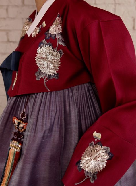 Beautifully Embroidered Hanbok Korean Dress Elegant, Chrysanthemum Embroidery, Korea Hanbok, Hanbok Traditional, Korean Traditional Clothing, Dry Leaves, Modern Hanbok, Metallic Embroidery, Korean Hanbok