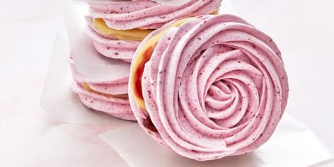 Raspberry-White Chocolate Meringue Sandwich Cookies | Southern Living Meringue Sandwich, Best Meringue Recipe, Mini Easter Desserts, Basic Meringue Recipe, Meringue Recipes, Mini Meringues, Baked Meringue, Chocolate Meringue, Pink Desserts