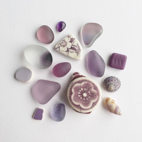 Art Colour, Sea Glass Crafts, Pretty Rocks, Cool Rocks, Sea Pottery, Beach Combing, Beach Glass, Crystal Gems, Glass Crafts