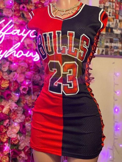 Nba Game Outfit, Jersey Dress Outfit, Basketball Dress, Outfit Jersey, 49ers Outfit, Bulls Jersey, 16th Birthday Outfit, Jordan Bulls, Nba Game