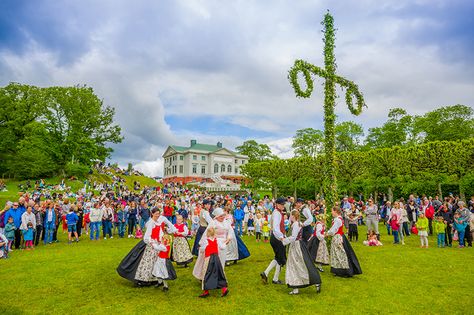 Swedish Dance around the Maypole on St. John's Eve Solstice Festival, Walpurgis Night, Summer Traditions, Swedish Traditions, Visit Sweden, New Years Traditions, Celebration Around The World, May Days, Malmo