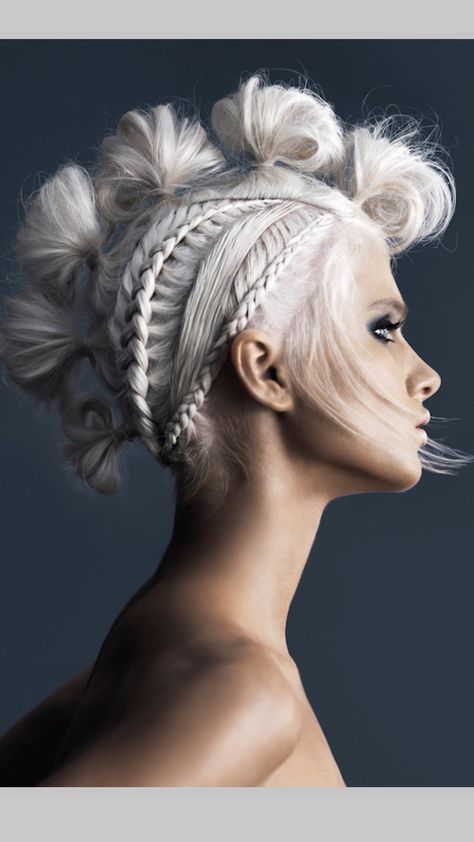 Avant Garde Hairstyles, Punk Braids, Avant Garde Hair, Editorial Hair, Makijaż Smokey Eye, Punk Hair, Hair Shows, Creative Hairstyles, Artistic Hair